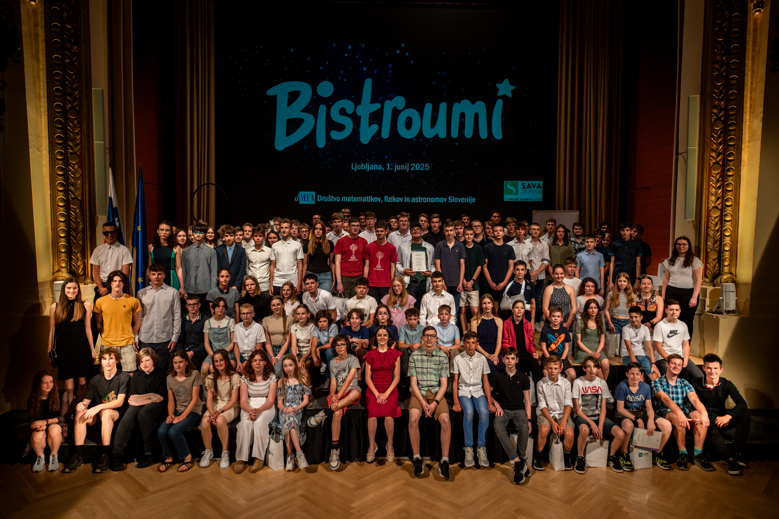 Skupinska fotografija letošnjih nagrajenk in nagrajencev